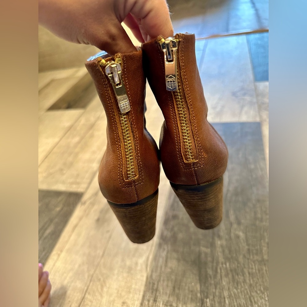 Vince Camuto Fall Ankle Boot Gorgeous Medium Brown Soft Leather W/ Chunky Heel - Picture 13 of 15